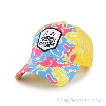 Cappellino trucker con stampa colorata con etichetta tessuta